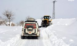 Uçurumdan yuvarlandığı iddia edilen kepçe ve içindeki 4 kişiye ulaşılamıyor