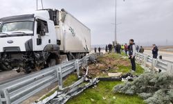 Batman'da kamyon devrildi, trafik aksadı