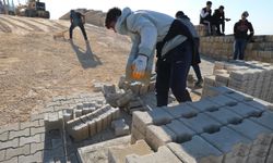 Stadyum Caddesi'nde parke çalışması yapılıyor