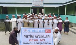 Bangladeş'te Fesih Güler Hoca Yetimhanesi'ndeki çocuklara aylıkları dağıtıldı