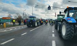 Çiftçiler Ukrayna sınırını trafiğe kapattı