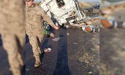 Şanlıurfa’da gıda yüklü tır devrildi: 1 yaralı