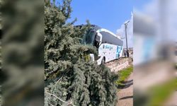 Mardin’de yolcu otobüsünün evin duvarına girdiği anlar güvenlik kamerasına yansıdı 