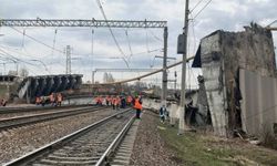 Demiryolu üzerindeki köprü çöktü: 1 ölü, 5 yaralı