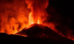 Etna Yanardağı yeniden faaliyete geçti