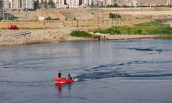 Serinlemek için girdiklerini Dicle Nehri'nde boğulma tehlikesi geçirdiler