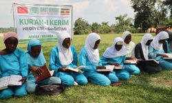 Umut Kervanı Uganda'da ilim öğrencilerine Kuran-ı Kerim hediye etti