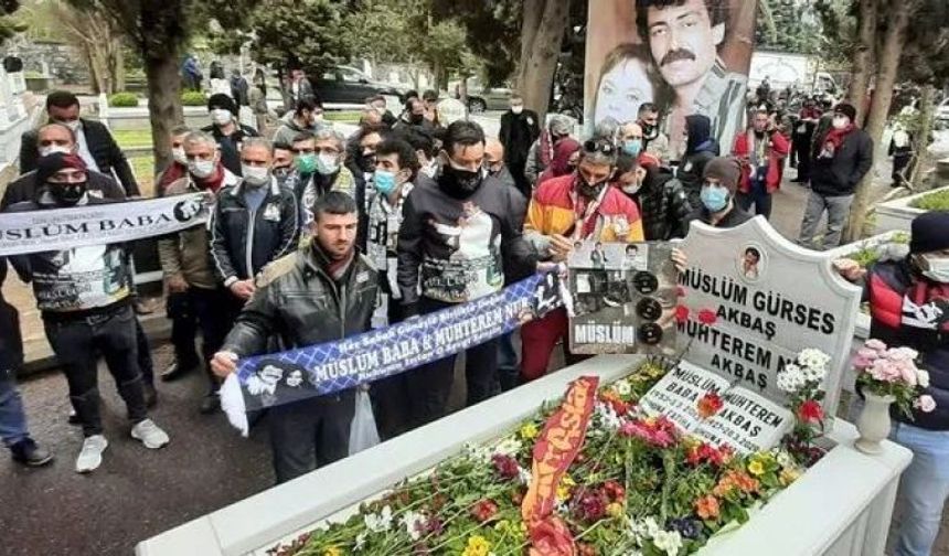 Müslüm Gürses mezarı başında anıldı! Lokma, simit ve lokum dağıtıldı