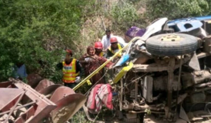 Pakistan'da otobüs uçuruma düştü: 14 ölü