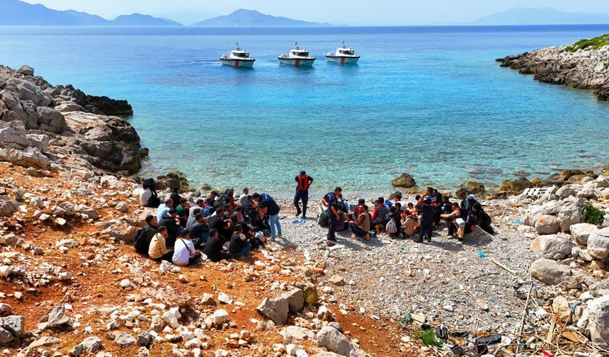 Yunanistan'ın geri ittiği düzensiz göçmenler karaya çıkarıldı